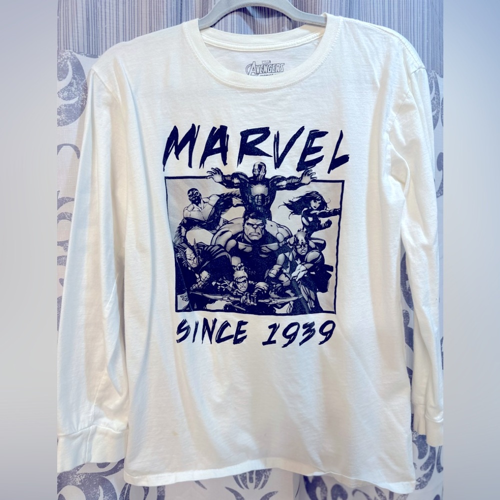 EUC‎ Marvel Avengers White Youth Long Sleeve Tee with Classic Design Size Lg